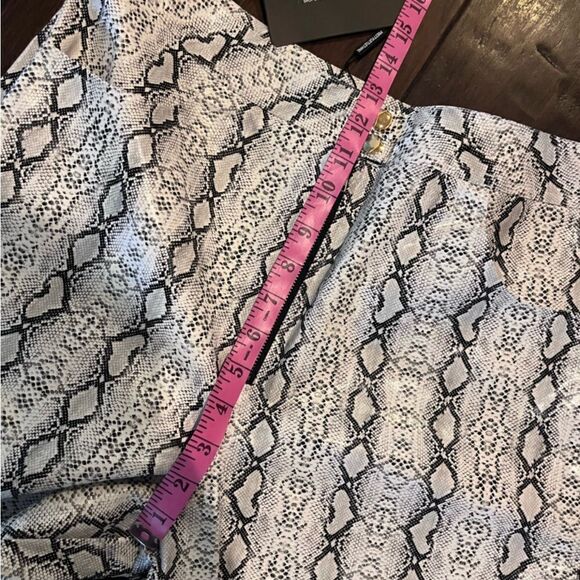 Pretty little things faux leather Grey Front Zip Snake Print Pants sz 8 - Picture 11 of 12